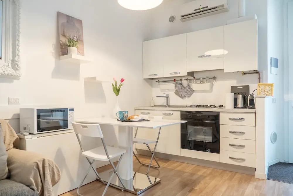 Charming Milanese Apartments - photo 16