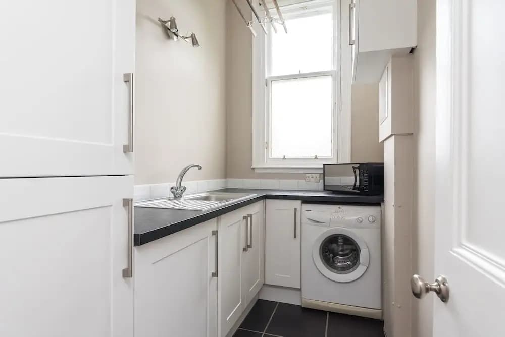 Sleek and Modern 2BR Home Near City Centre - photo 16