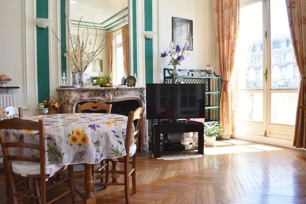 Charming 2 Bedroom Apartment With City View - photo 2