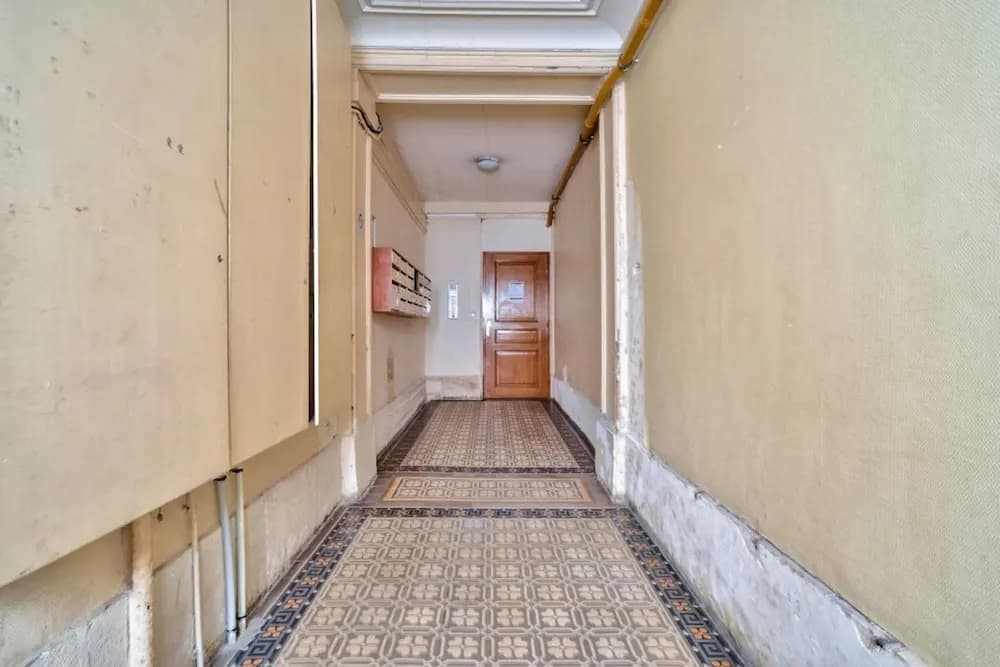 Charming 2 Room Apartment Near Square Louise-michel - photo 10