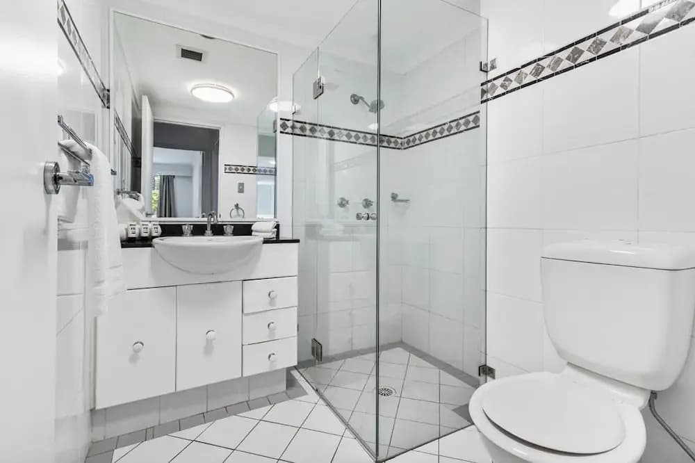 Poolside 2-bed Haven, Walk to City Centre - photo 10
