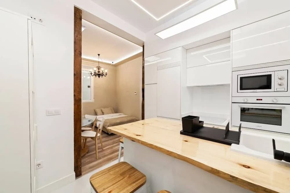 Bright & Spacious Three Bedroom Apartment in Centro - photo 3
