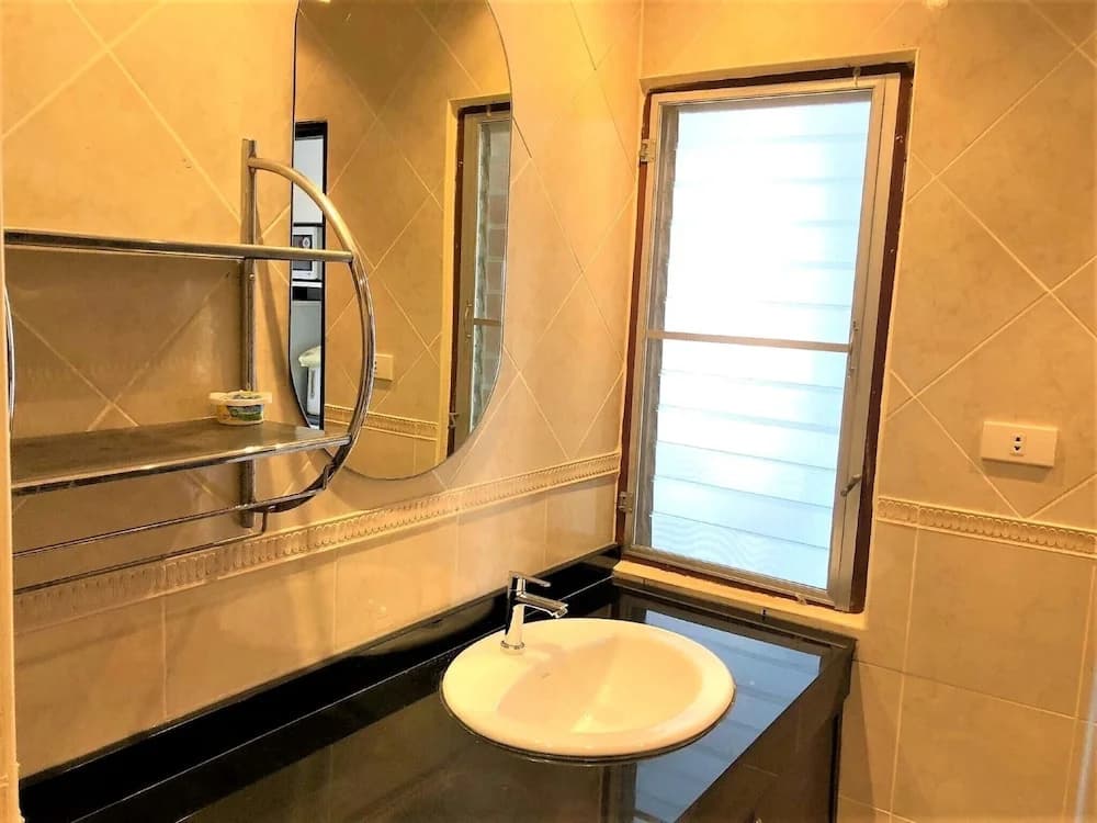 Top Floor Spacious Studio - photo 7
