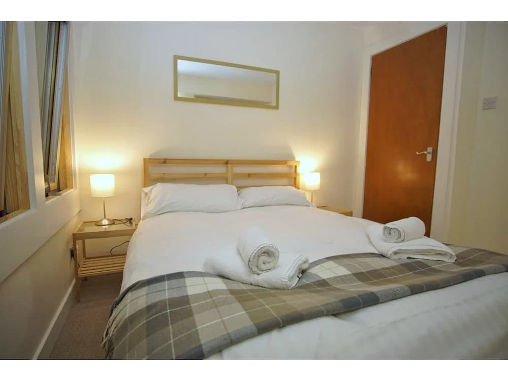 Bright, Spacious Old Town Flat for 6 - photo 3