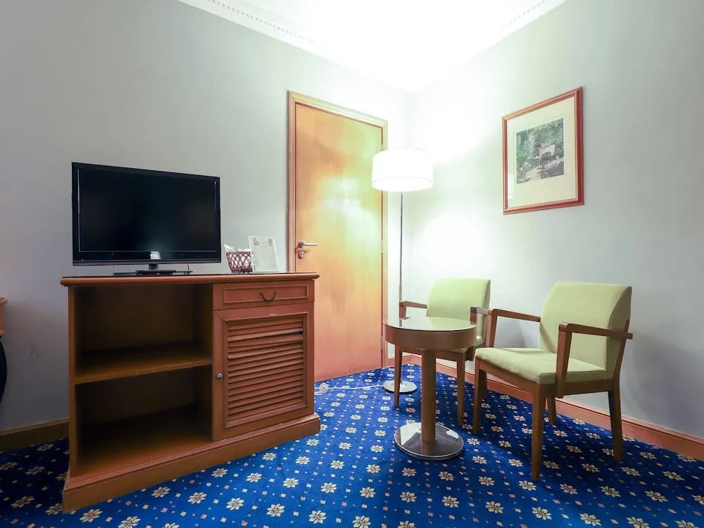 City Plaza Hotel by OYO Rooms - photo 2