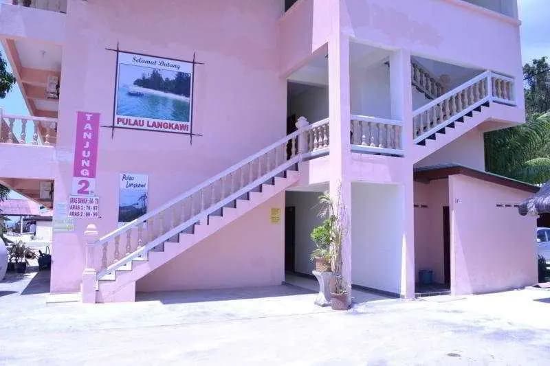 Tanjung Malie Beach Motel - photo 1