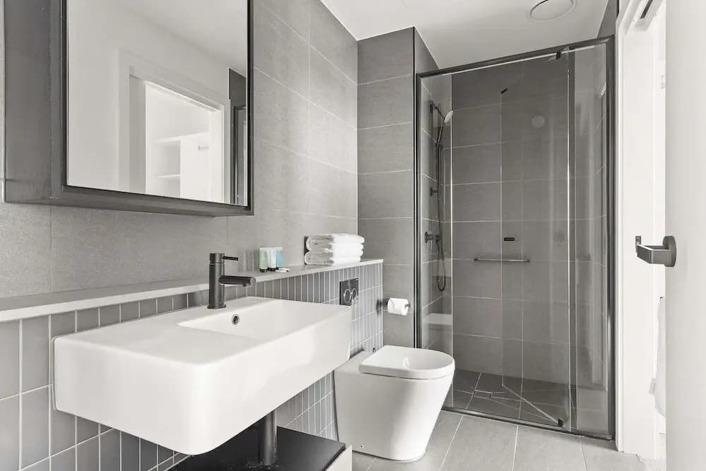 Central Oakleigh 2BR Apartment w Parking - photo 8