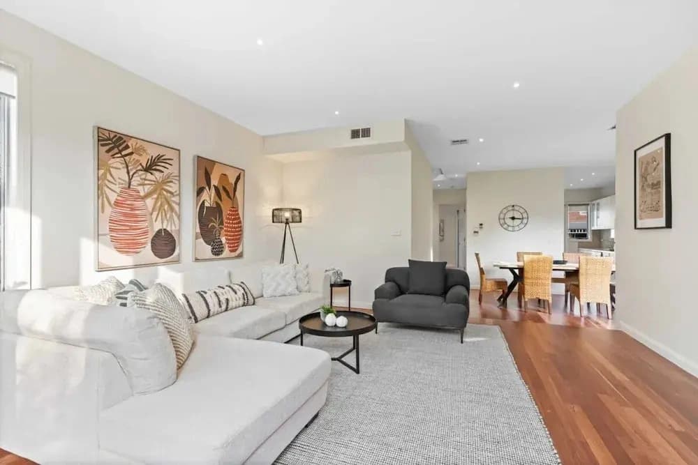 Chic 2-bed Home By Bustling Shops - photo 5