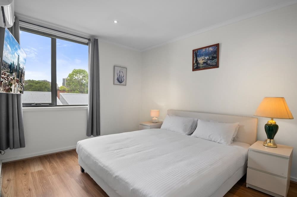 Spacious 3-bed Townhouse in Coburg - photo 3