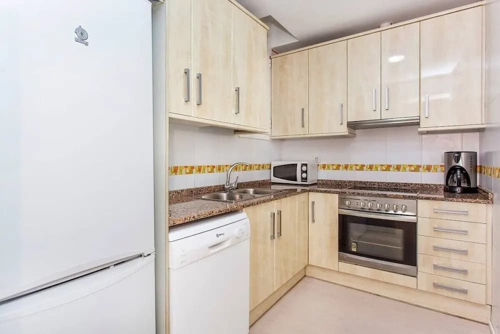 Trendy 3 Bedroom Flat in Central Area - photo 13