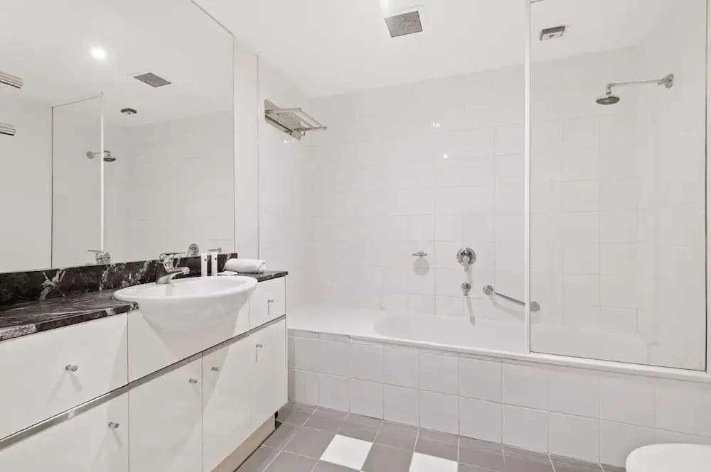 Chic 1-bed Apartment Steps From Shopping Street - photo 7