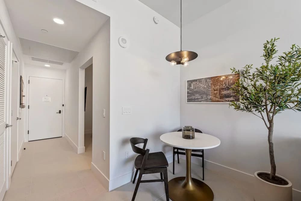Elegant Studio with Panoramic City Views - photo 14