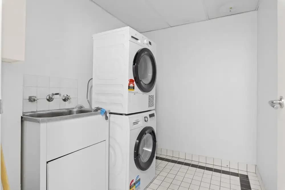 Bright Marrickville Flat With Balcony & Parking - photo 12