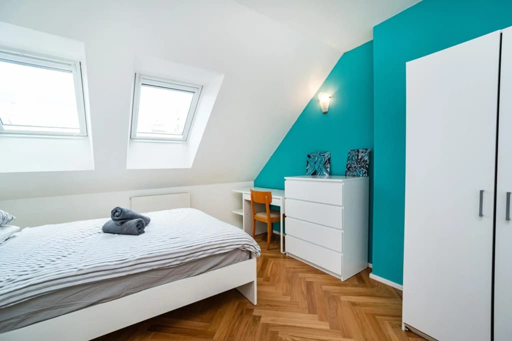 Central, Spacious, Modern 5 Bedrm duplex w/Balcony - photo 4