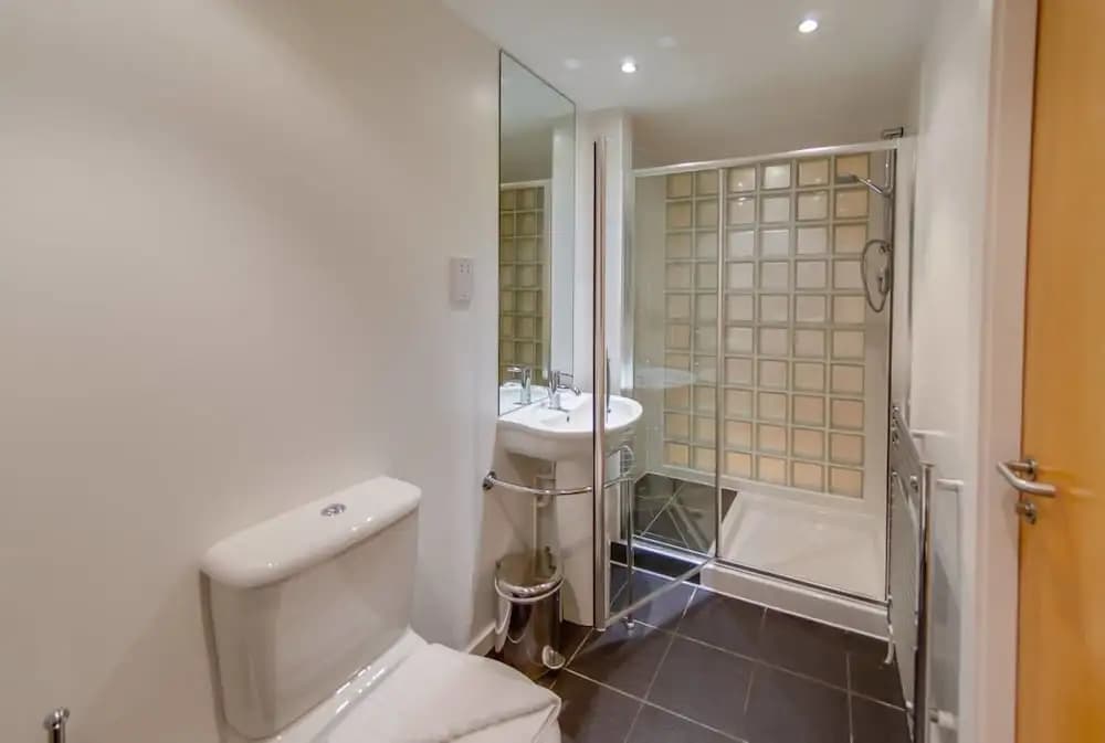 Stylish & Spacious Grassmarket 2bed/2bath - photo 8