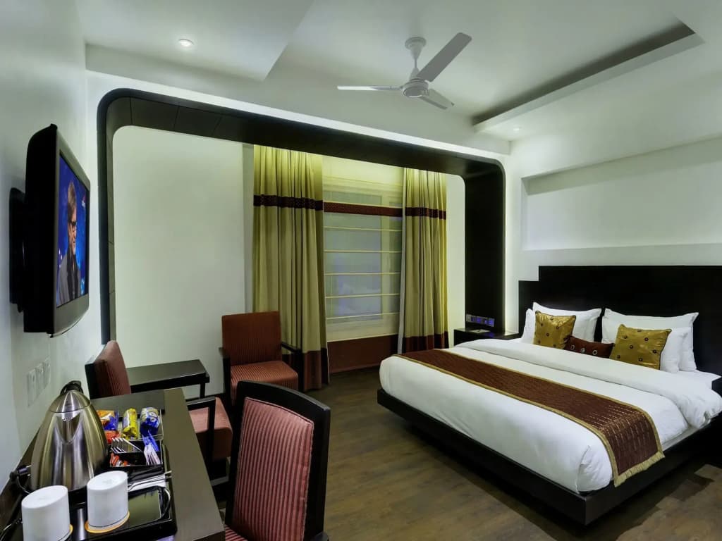 Hotel Godwin Deluxe - photo 2