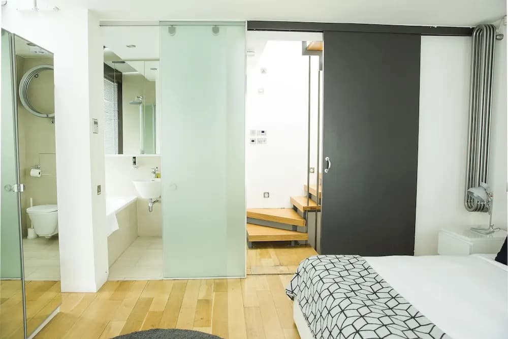The Holborn Lights - Modern 3BDR Home with Rooftop Terrace & Garage - photo 18