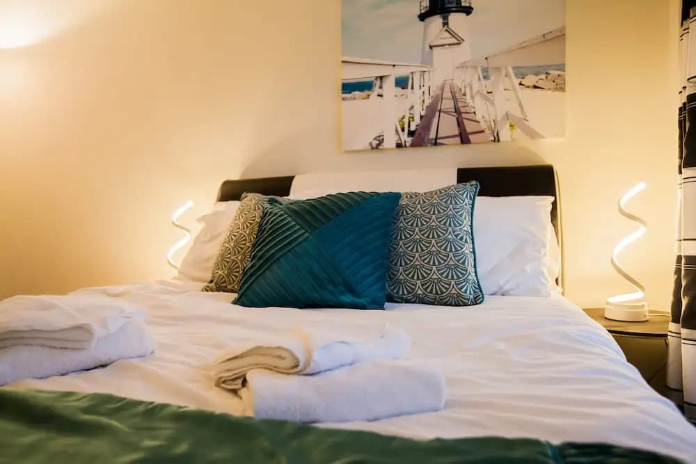 New Modern Large 2 Bed - photo 5
