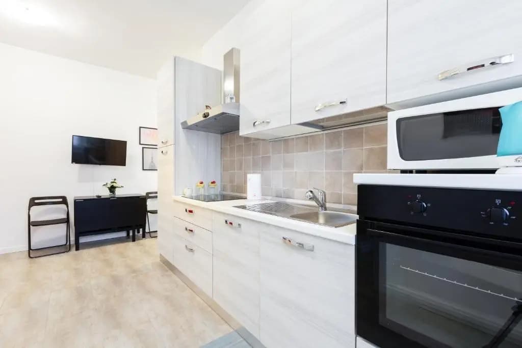 Renovated Flat Subway Yellow Line - main photo