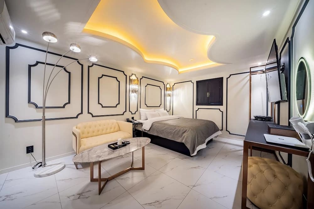 The Gray Hotel - photo 7