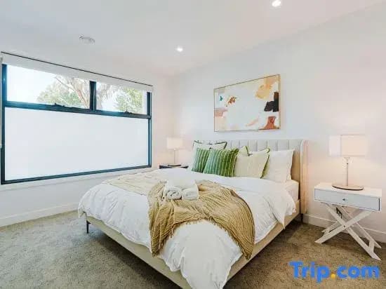 Stylish 4BR Townhouse with Private Courtyard - photo 9