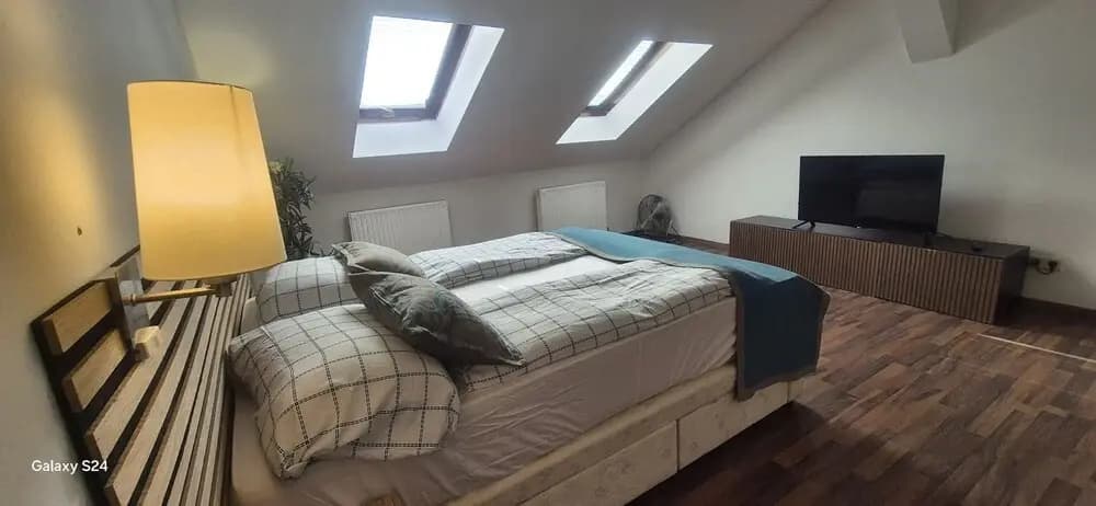 Modern 3BR Apt With Balcony City Center - photo 3