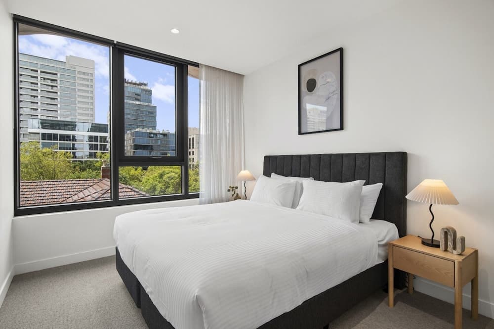 Brand New Apartment in Albert Park With Pool & Gym - photo 7