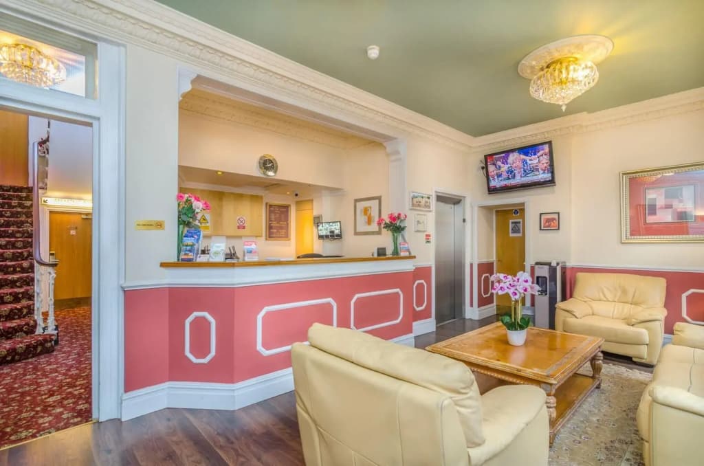 Hyde Park Radnor Hotel - photo 2