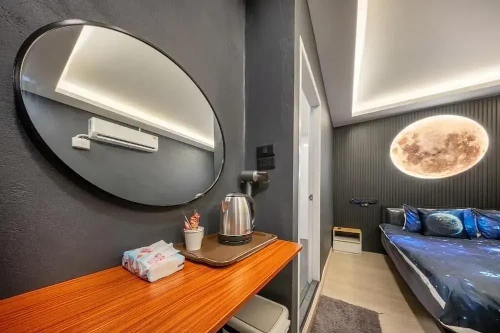 Space Station Hostel - photo 10