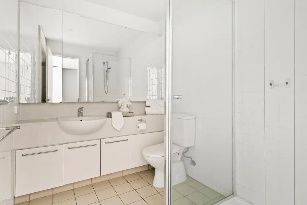 Stylish 2BR Apt Steps From Vic Market With Parking - photo 3