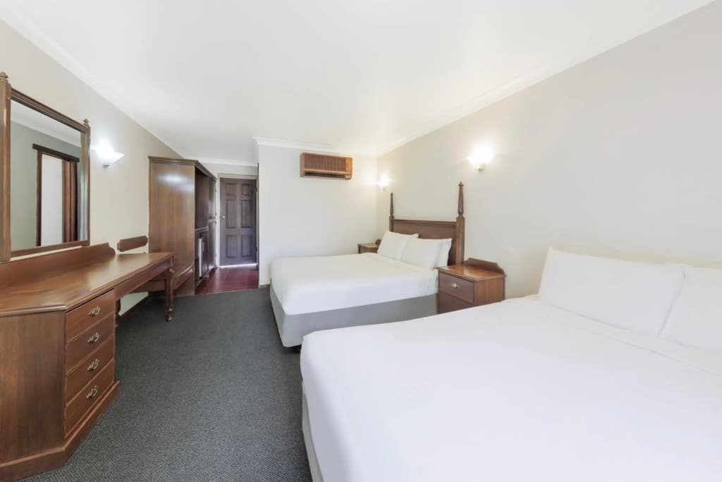 Elizabethan Lodge - photo 3