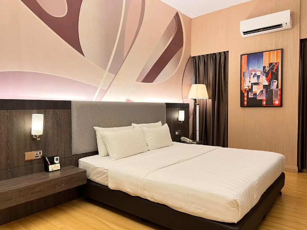The Landmark Hotel - photo 21
