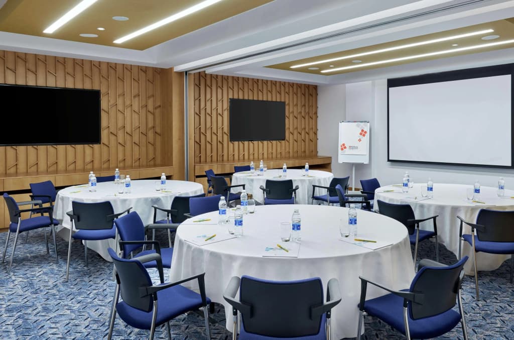 Hilton Garden Inn Muscat Al Khuwair Hotel - photo 2
