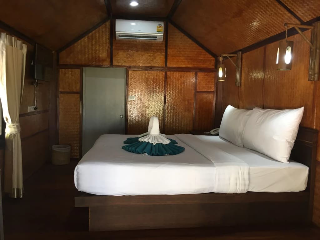 Long Beach Chalet Hotel - photo 3