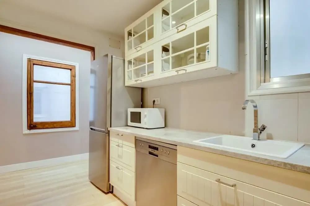 Cosy 3 Bed 2 Bath in Vibrant Eixample, Near Metro - photo 13