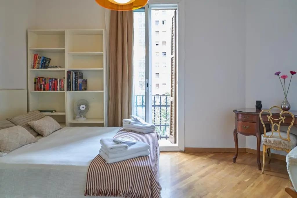 Spacious & comfortable flat in centric Eixample - photo 4