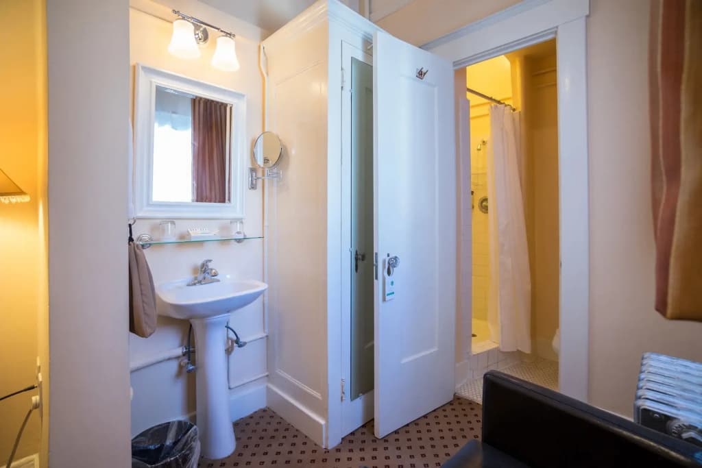 The Andrews Hotel - photo 9