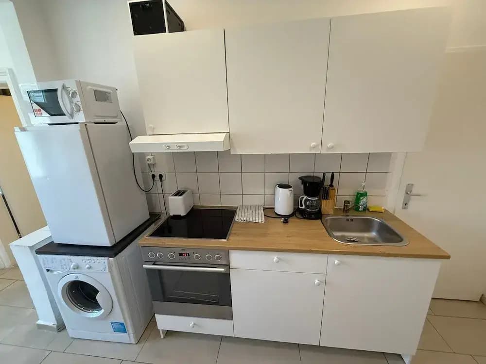 Affordable 2BR Apt Superb Location - photo 1