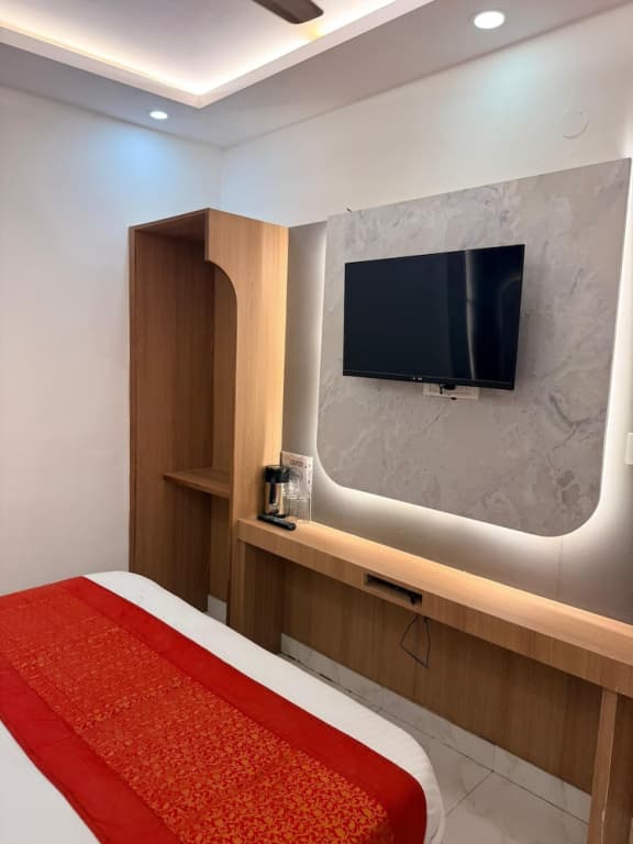 Hotel Amba Deluxe - photo 25