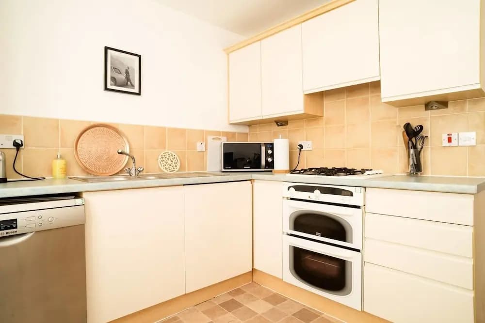 JOIVY Gorgeous Stockbridge Apt With Underground Parking - photo 12