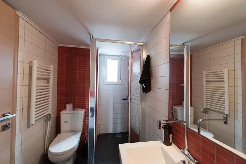 Central 3BD Apt. near Acropolis - photo 8