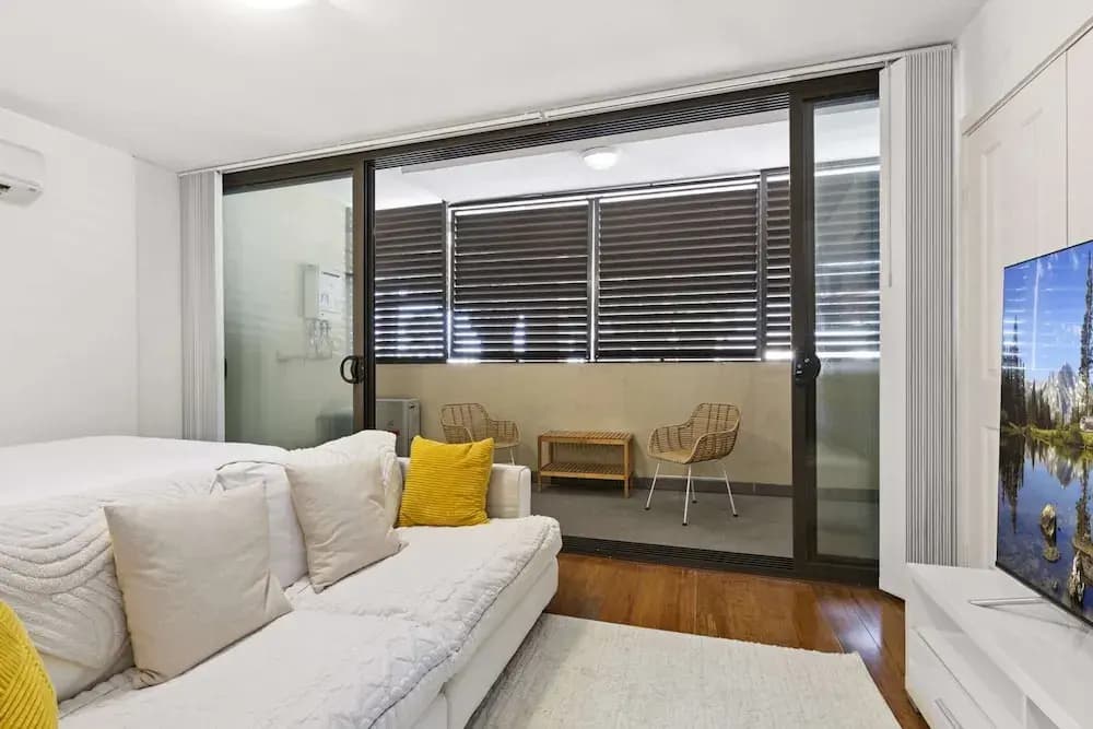 Ground Floor One-bed With Courtyard Access - photo 1