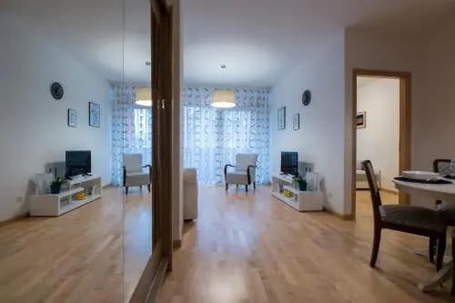 Modern 3 Br Apt with Balcony - photo 6