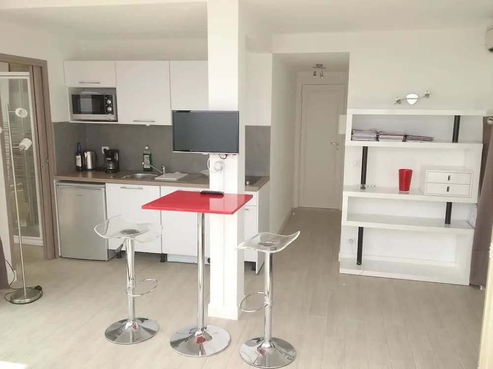 Amazing studio with big terrace, Jacuzzi and Sea View in Fabron in Nice - photo 1