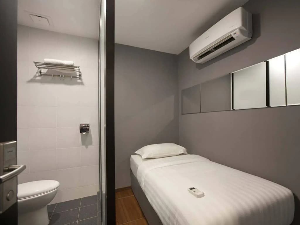 OYO 383 V3 Hotel Nusajaya - photo 8