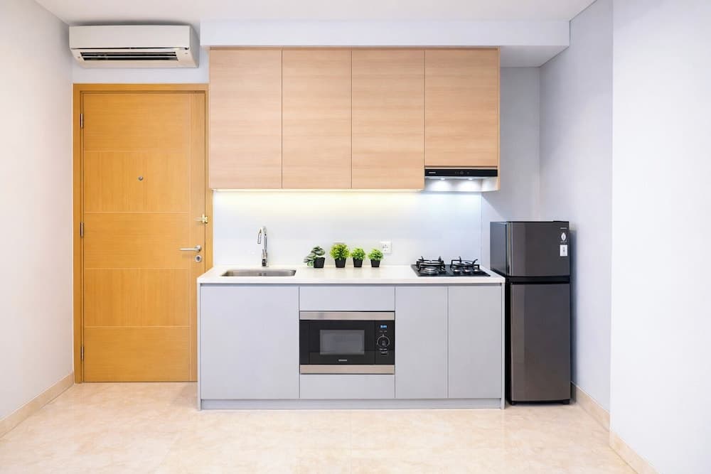 White Tone 2Br With City View At Capitol Suites Apartment - photo 18