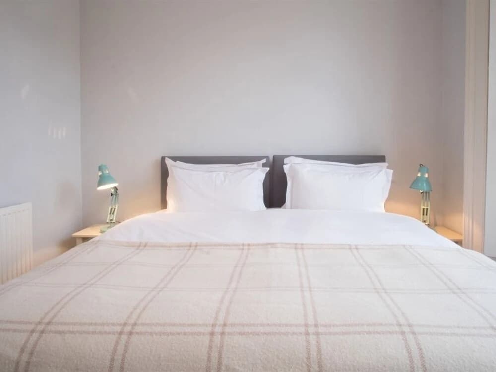 Elgin Crescent Apartment - photo 4