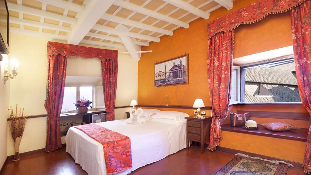 Pantheon Inn - photo 2