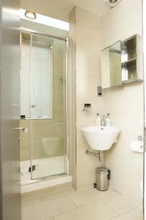 The Holborn Lights - Modern 3BDR Home with Rooftop Terrace & Garage - photo 23