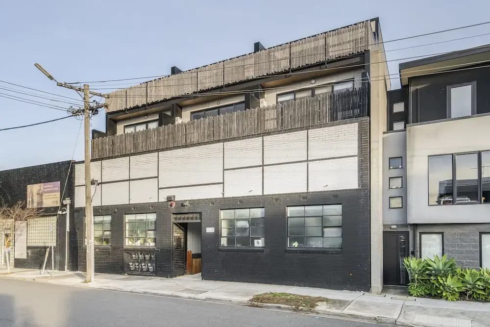 Northcote 3-bed Townhouse Near Cafes & Shops - photo 1